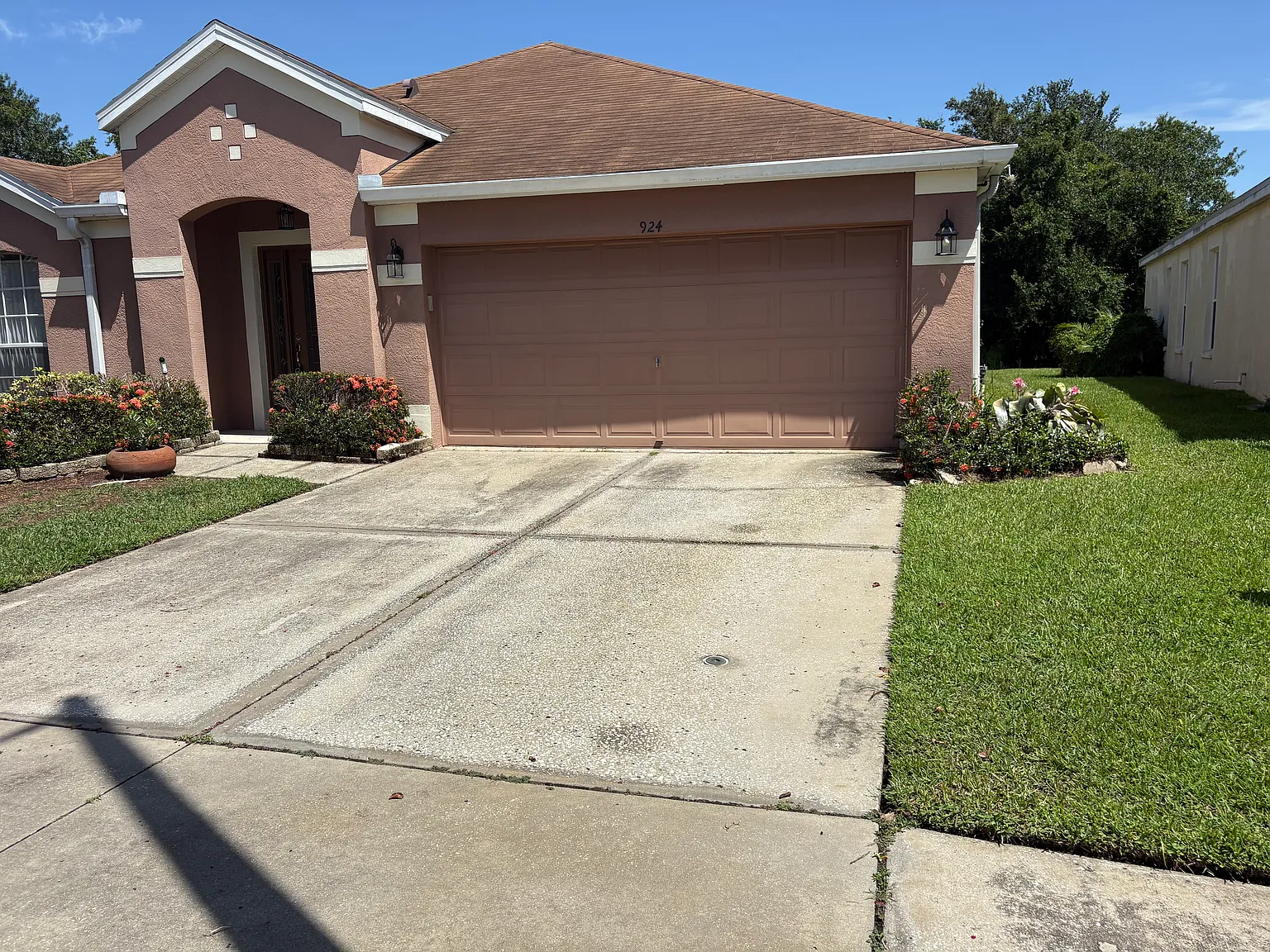 4 bed, 2.0 bath, 1956 sqft, $2,500 — Photo 2