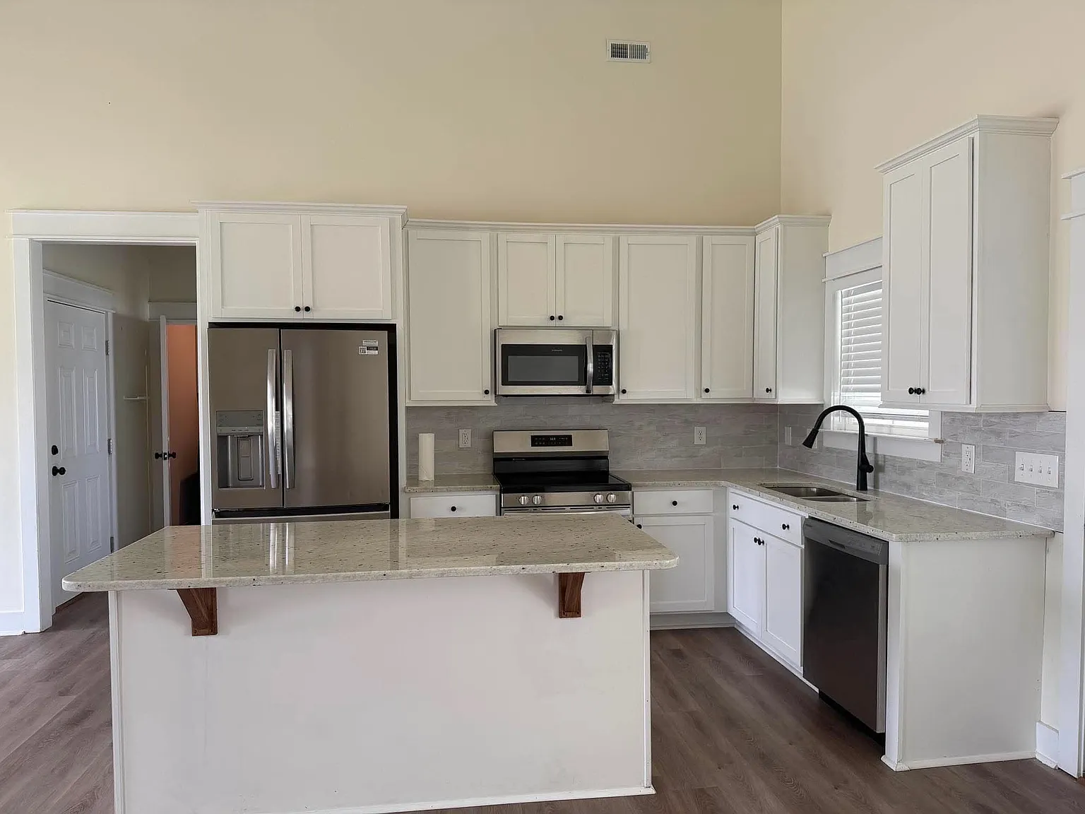 3 bed, 1500 sqft, $2,450 — Photo 4