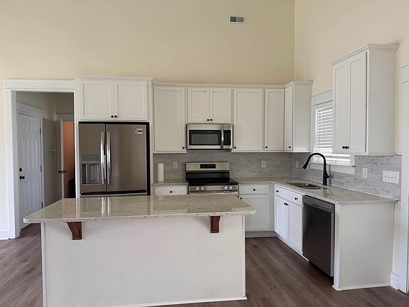4th image of 3025 Suzanne Dr