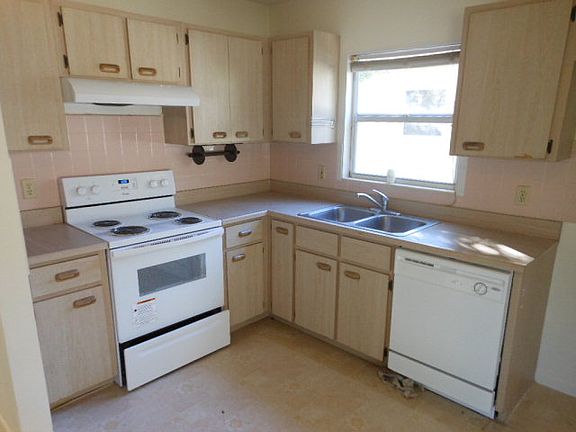 5th image of 23 Wood Ash Ln