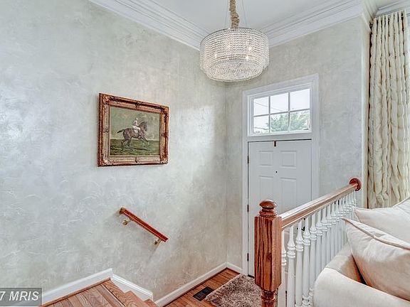 FOYER - HARDWOODS