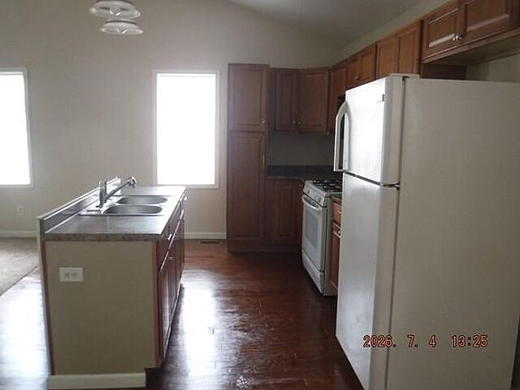 5th image of 415 S Main St