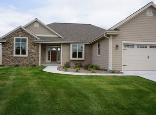 W139N6060 Weyerhaven Dr, Menomonee Falls, WI 53051