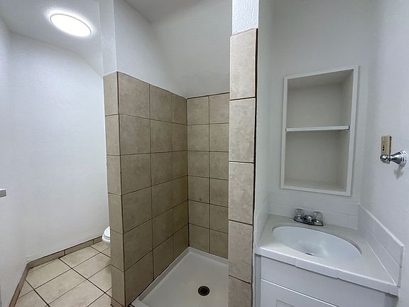 5th image of 2922 Hoyt Ave #301