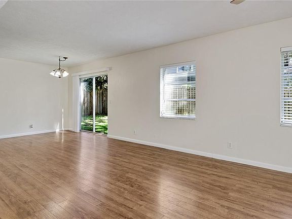 4th image of 318 Fern Cliff Ave