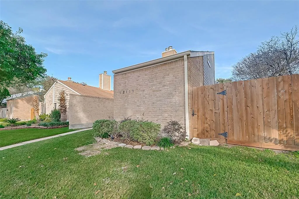 3 bed, 2.0 bath, 1767 sqft, $1,900 — Photo 2