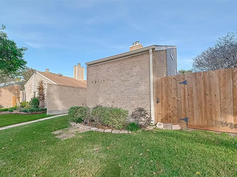 12111 Poulson Dr — Photo 2