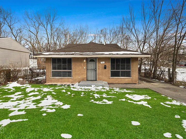 13041 S Eberhart Ave — Photo 1