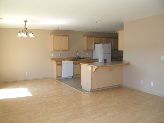 4th image of 143 NE Tucannon Ct