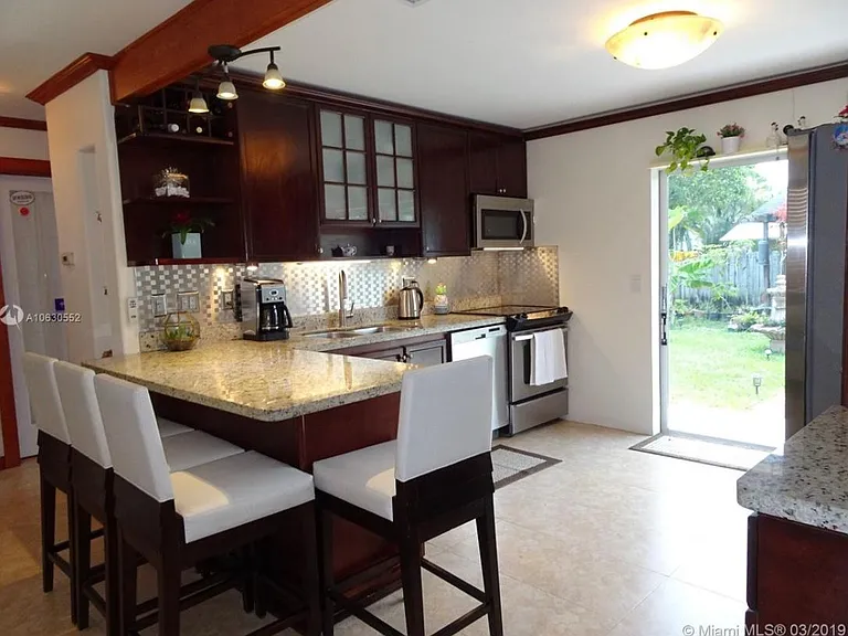 310 SW 9th Ave — Photo 2