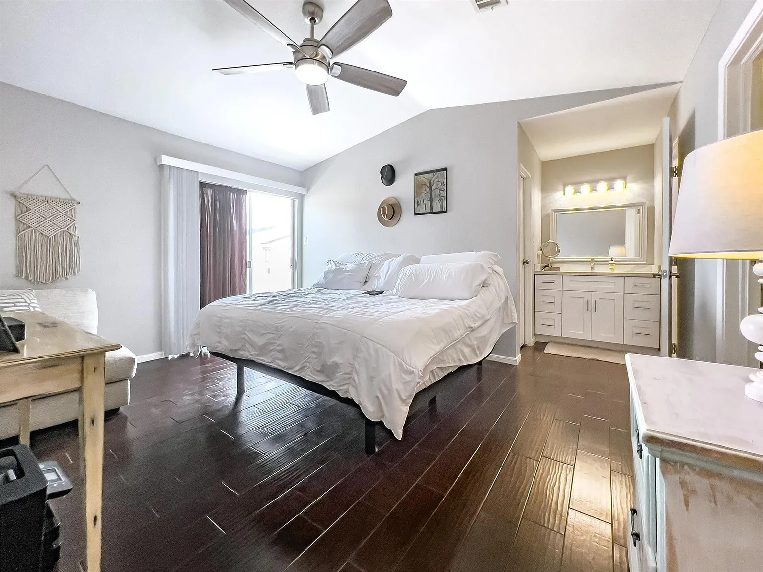 1 bed, 1.0 bath, 732 sqft, $1,400 — Photo 2