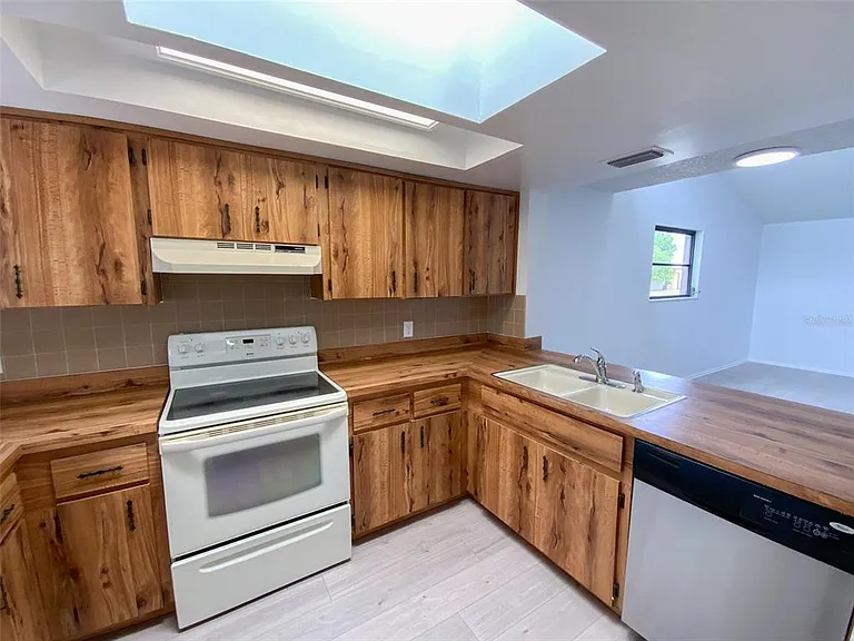 2242 Pinewood Villas Dr — Photo 7
