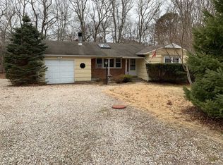 1 Daniels Rd, Hampton Bays, NY 11946