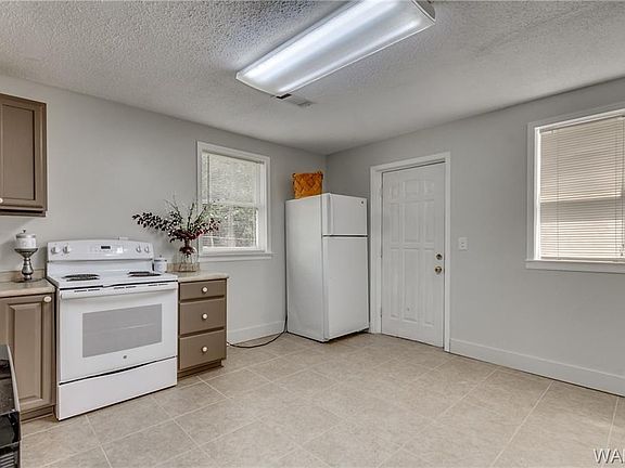 3rd image of 1729 16th Ave E