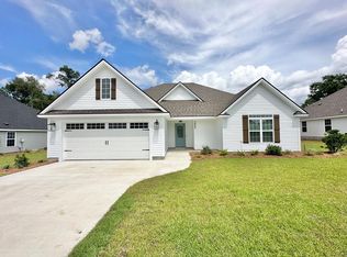 3945 Landings Cir, Hahira, GA 31632