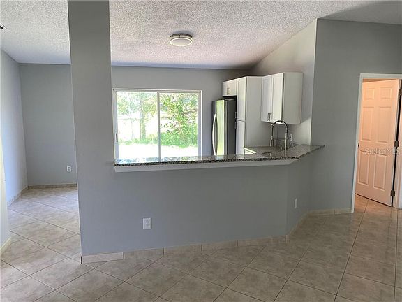 4th image of 631 Robin Ln