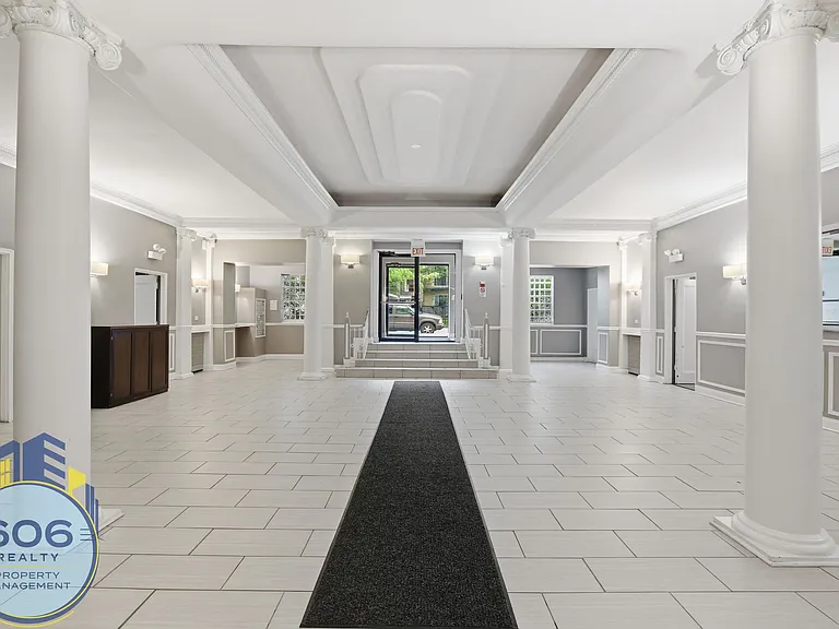 The Ashland Tower Modern Living in the Heart of Rogers Park — Photo 3