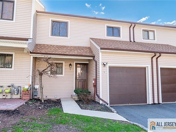 3rd image of 5 Lily Ct