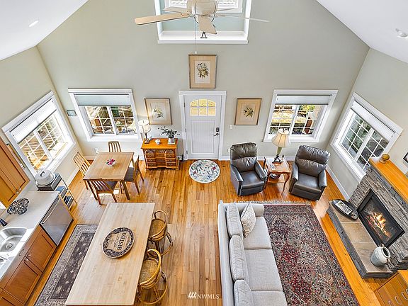 Loft upper rooms are bright , airy and spacious enough for bedroom and office 