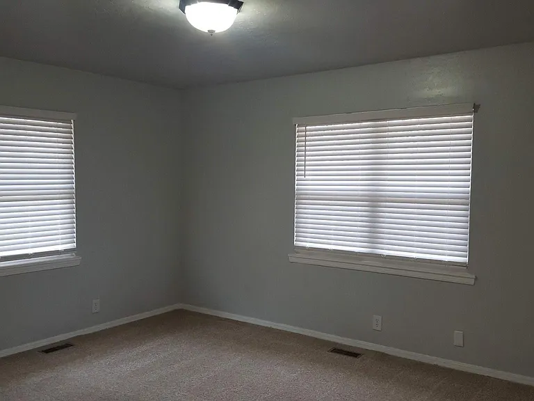 504 S Walnut St — Photo 5