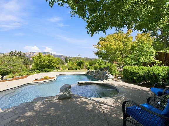 2nd image of 35 Alamo Oaks Ln