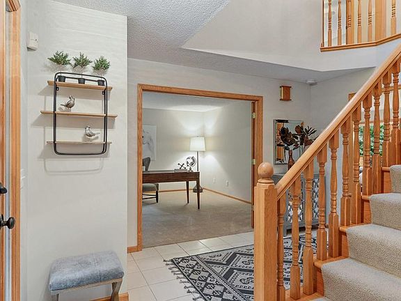 5th image of 810 Deerwood Dr