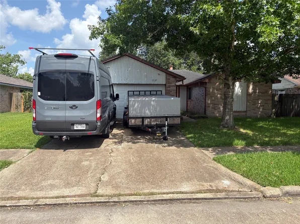 1127 W Brompton Dr, Pearland, TX 77584