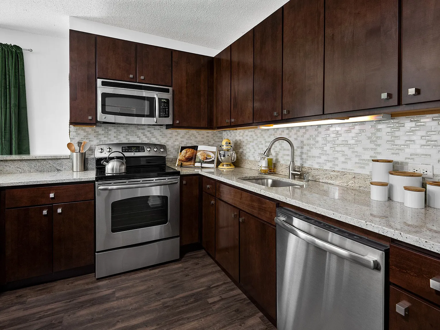Chestnut Tower Apartments — Photo 4