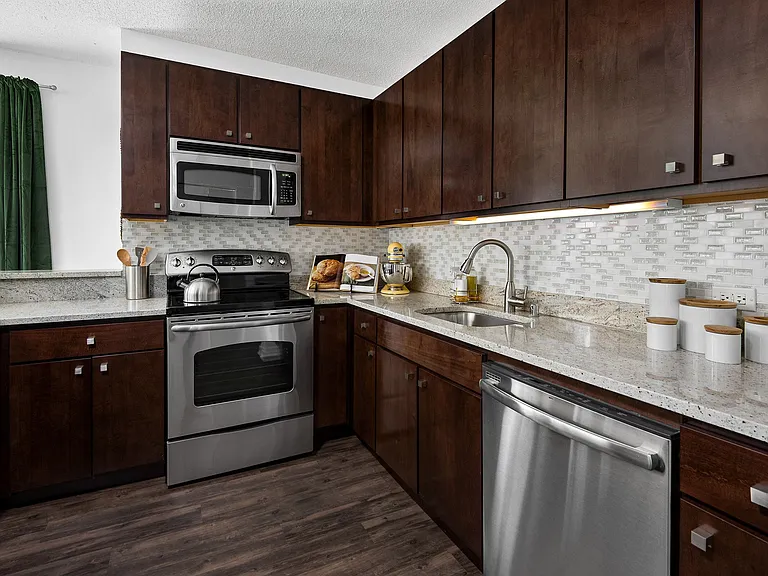 Chestnut Tower Apartments — Photo 4