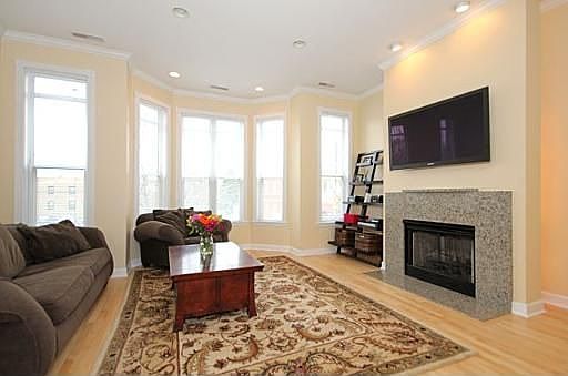 5th image of 2467 W Montrose Ave