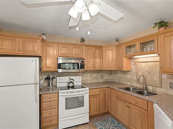 3rd image of 93 Trellis Dr