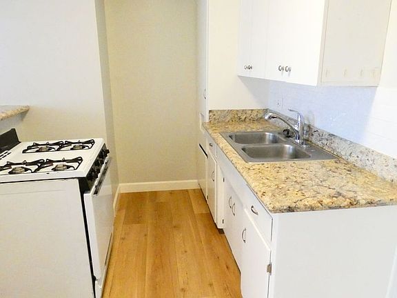3rd image of 1071-1075 N Ohio Ave #3