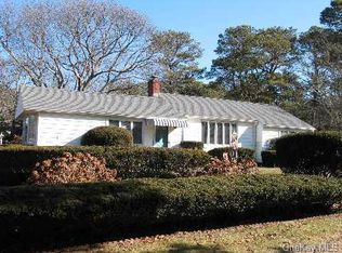 1 Washington Ave E, Hampton Bays, NY 11946