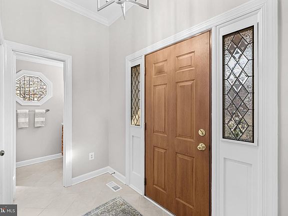 5th image of 6260 Chaucer Ln