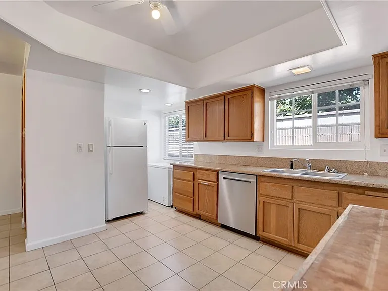 1015 E Walnut Ave — Photo 17