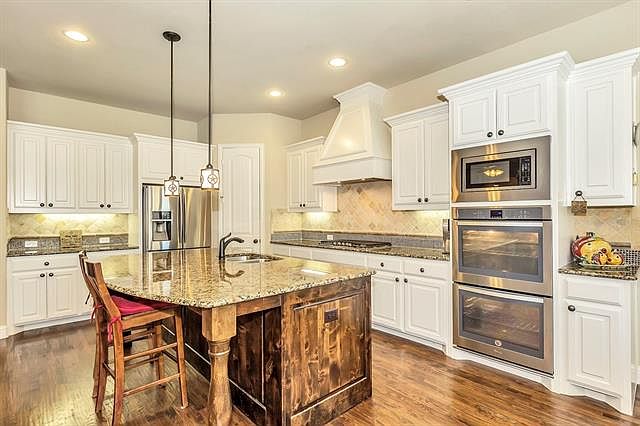 1st image of 906 Amber Knoll Dr