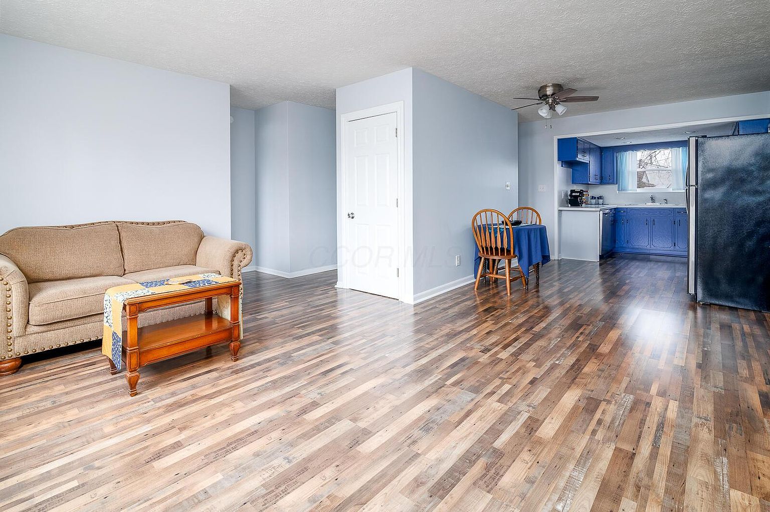 Listing photo 3 for 585 Hillsdale Dr