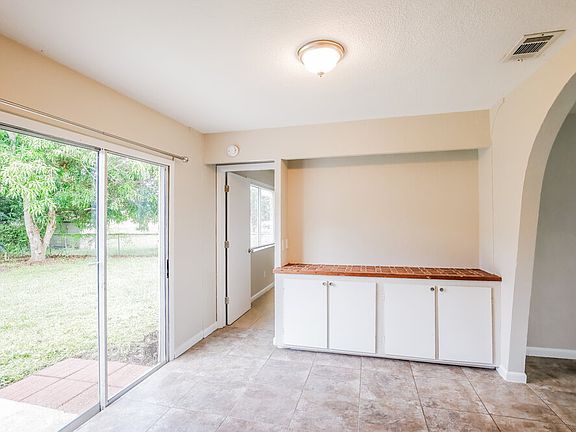 5th image of 501 SW Belmont Cir