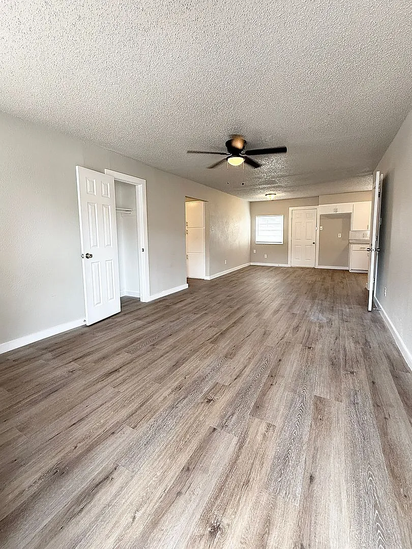 CD 1732 E. Dartmouth Street — Photo 3