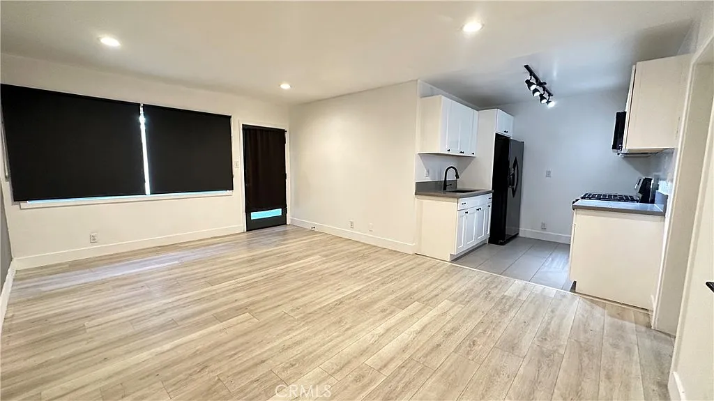 2 bed, 730 sqft, $2,190 — Photo 3