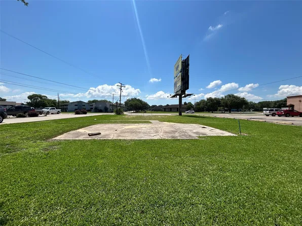 2402 Nall St, Port Neches, TX 77651