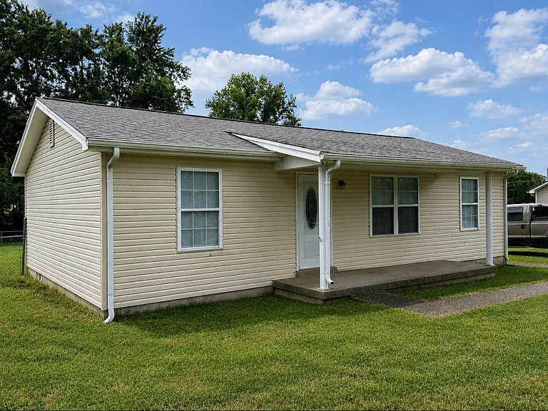 704 W Maple St — Photo 1