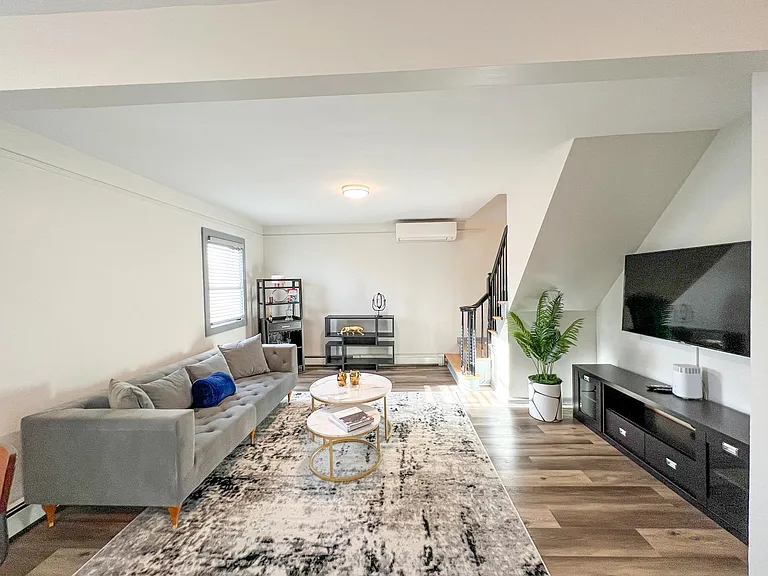 7 Laird Pl #2 — Photo 1