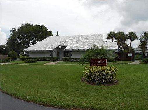 well maintained clubhouse, This location is close to shopping