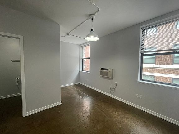 3rd image of 1132-1140 W Wilson Ave #57