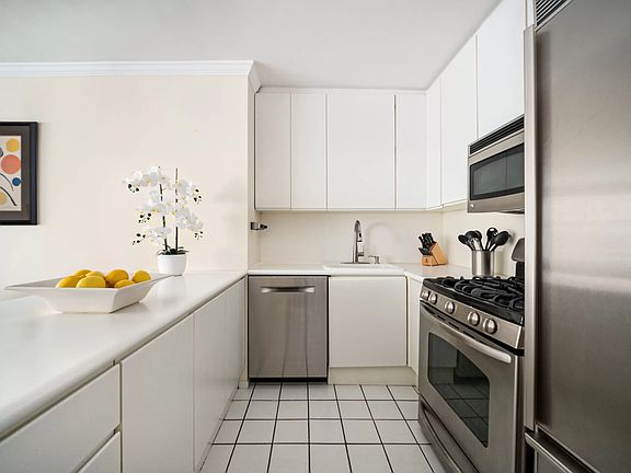 4th image of 200 W 79th St #10AB