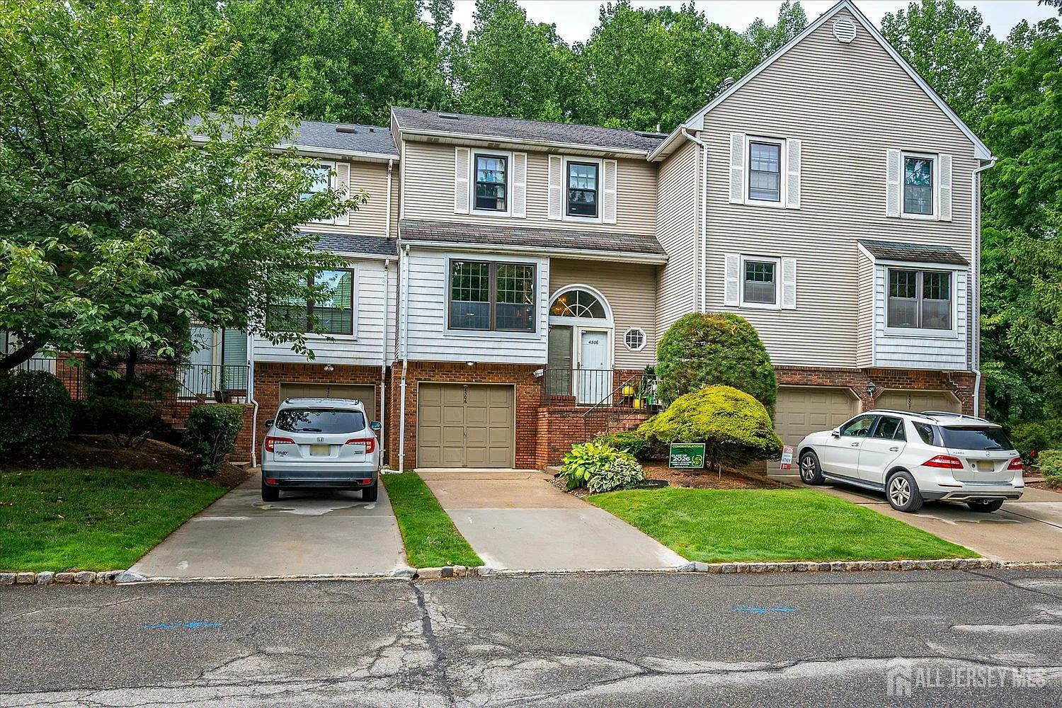 3 bed, 2.5 bath, 2520 sqft, $4,200 — Photo 3