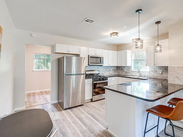 622 E Young Pl — Photo 8