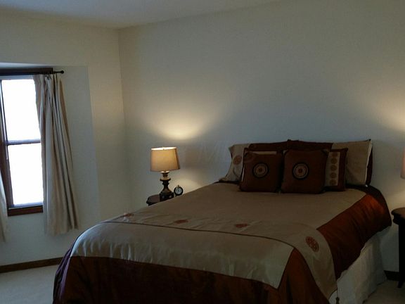 3rd image of 464 Retreat Ln N