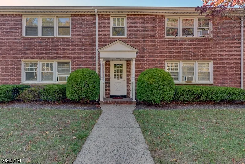 2 bed, 1.0 bath, $2,650 — Photo 2